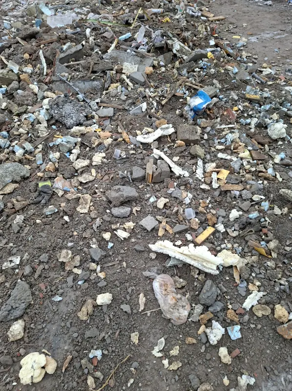 Sutina znečistená plastami a inými malými časticami