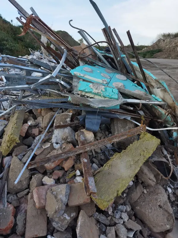Sutina s obsahom izolácie, kovov a iných materiálov